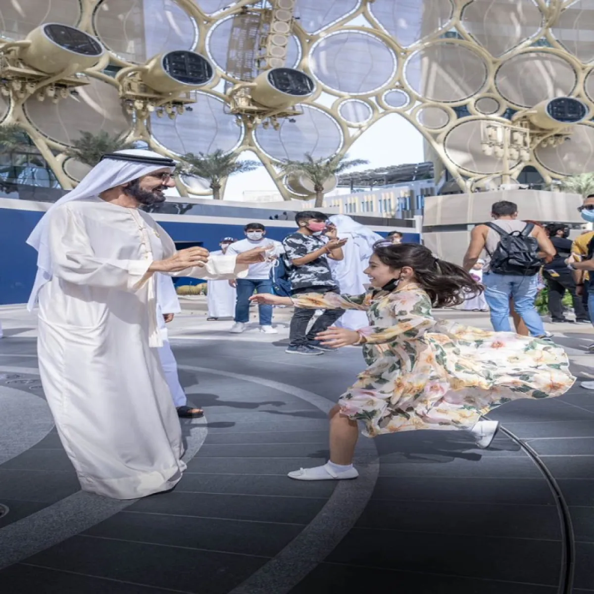 الشيخ محمد بن راشد يلتقي الطفلة في إكسبو دبي