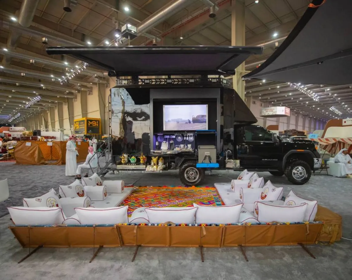 معرض الصقور يعرض سيارات معدلة