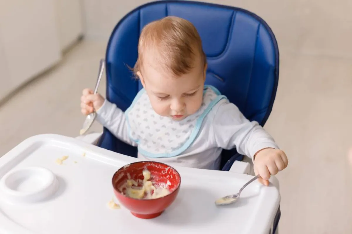 صورة لطفل يأكل بنفسه