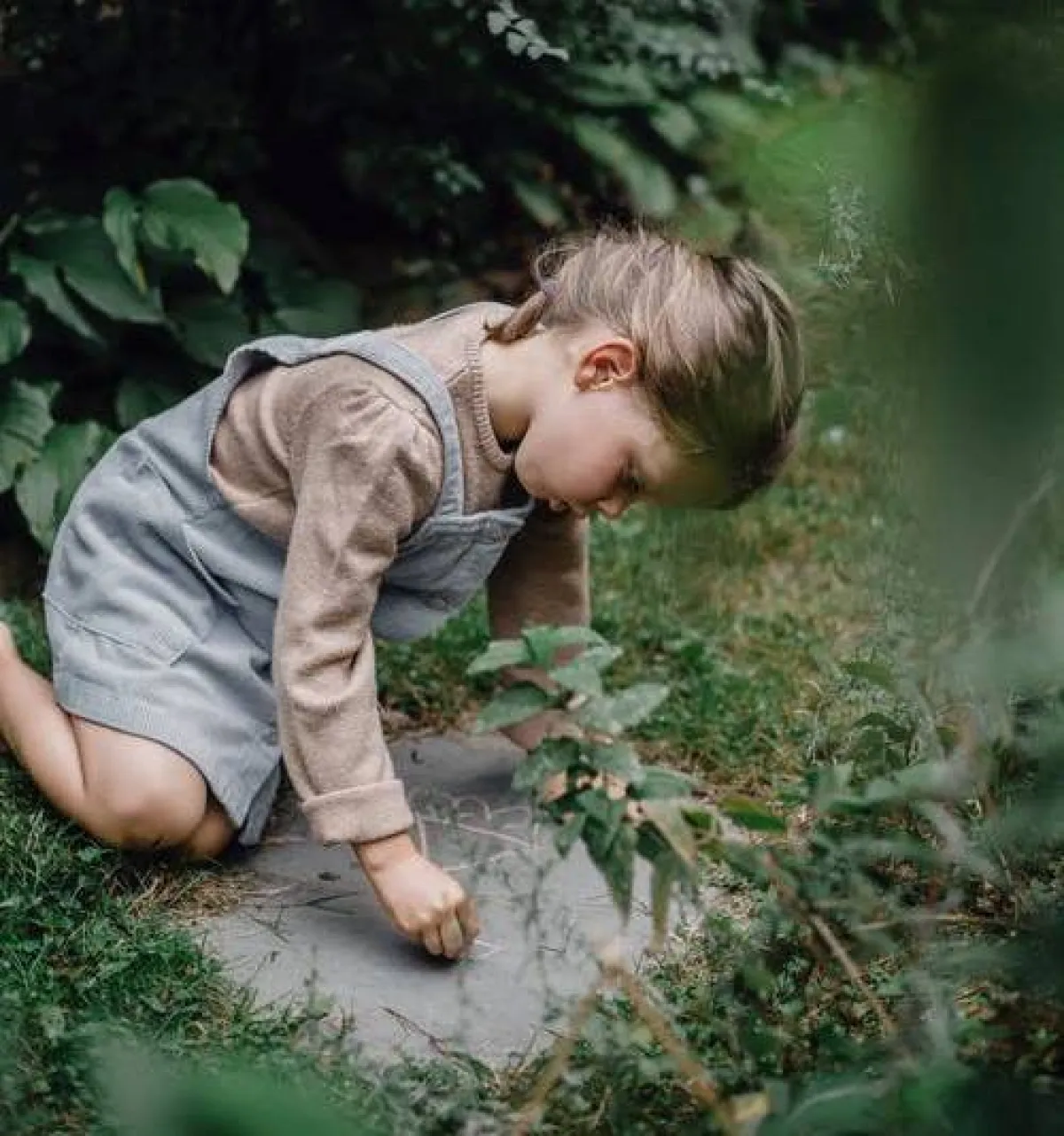  صورة لفتاة صغيرة تلعب