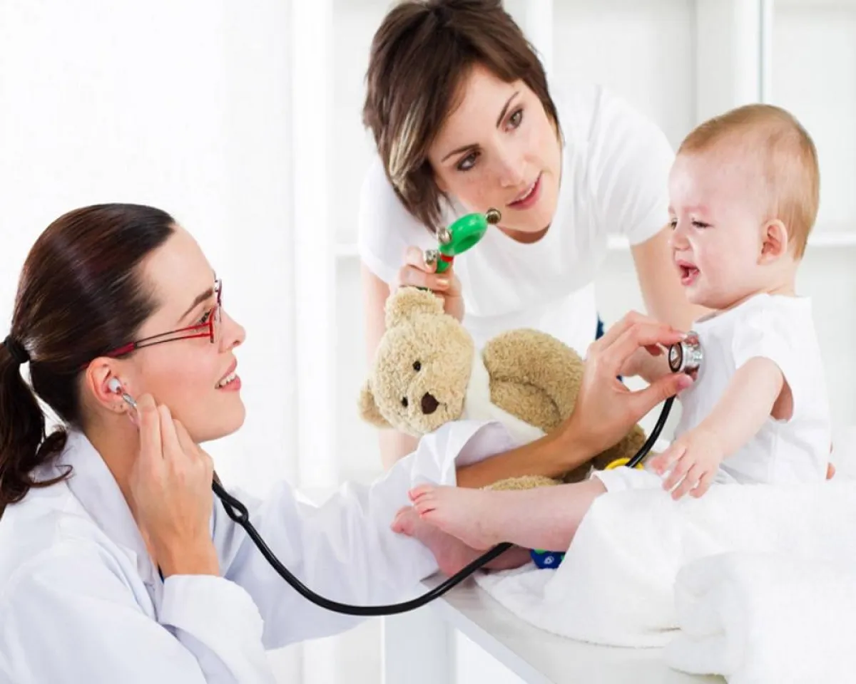 صورة لطبيبة تقوم بتشخيص فقر الدم عند الطفل