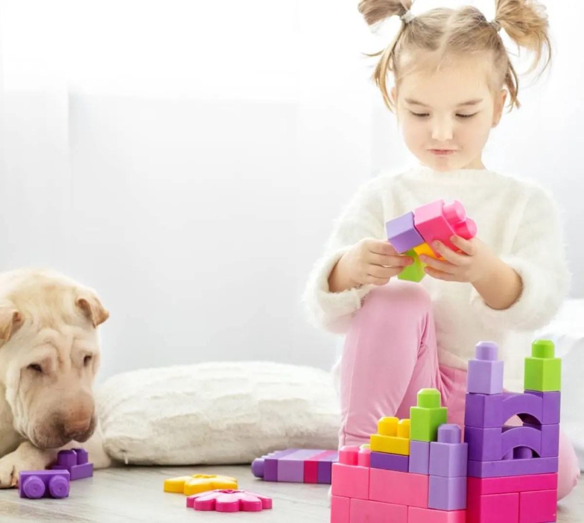 صورة لطفلة تلعب