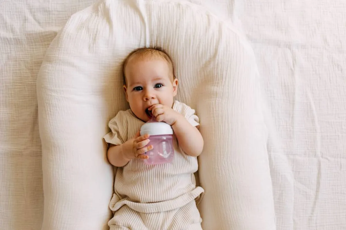 صورة لطفل يرضع