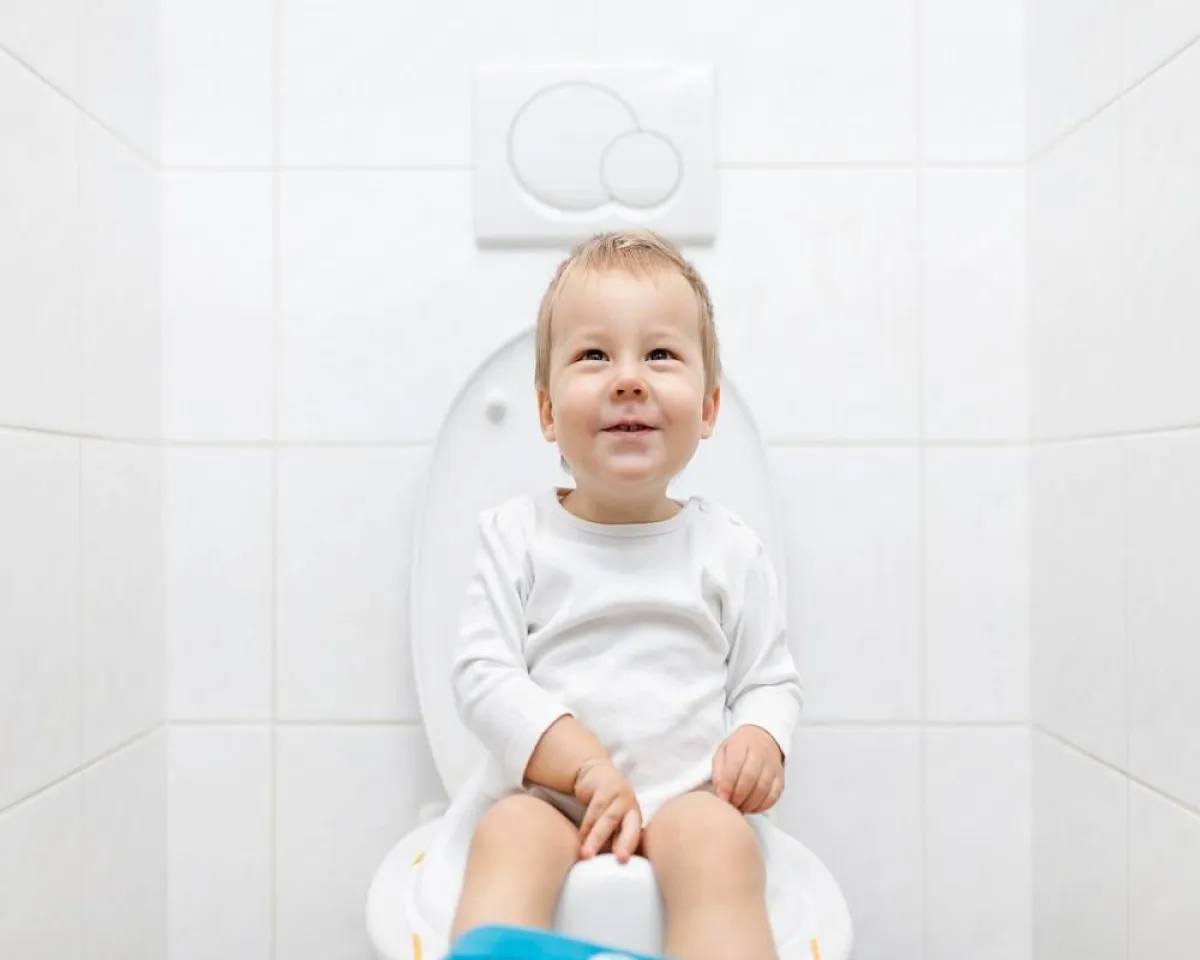 صورة لطفل يحاول التبول 