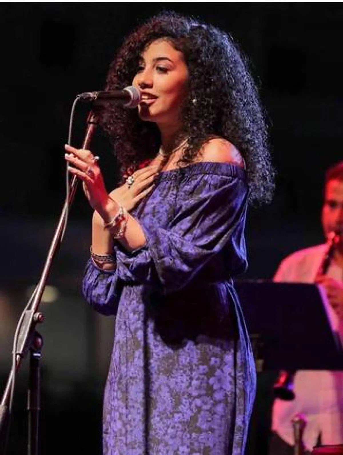 فنانة تشارك في الغناء 