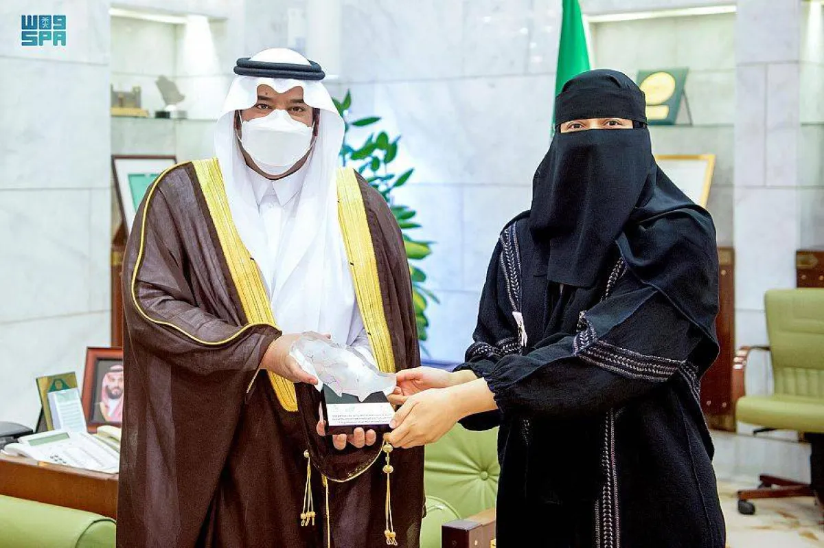 لحظة تسلم الهدية التذكارية