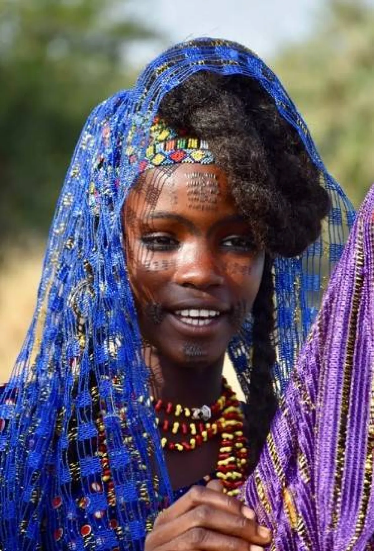 فتاة أفريقية ترتدي وشاحا أزرق