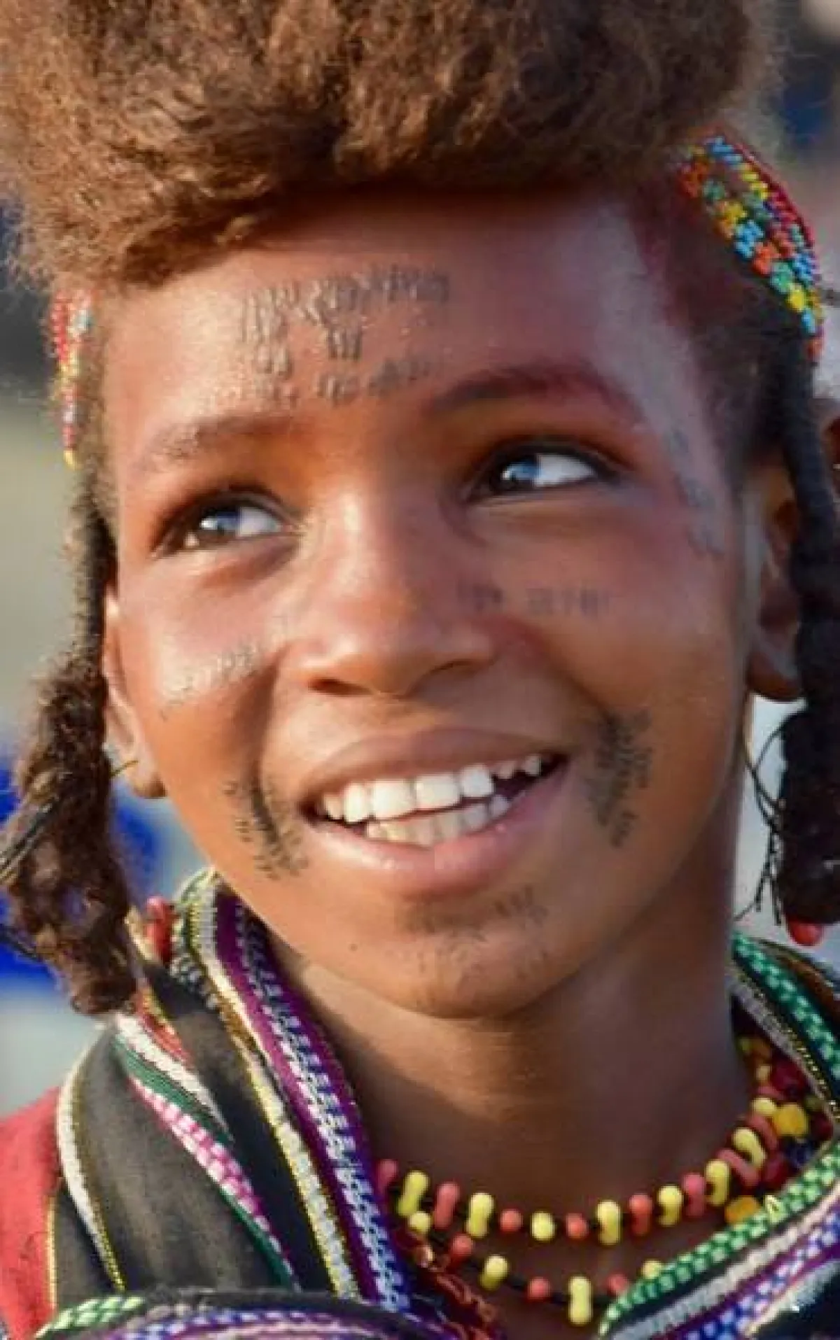 فتاة افريقية صغيرة تتزين للزواج