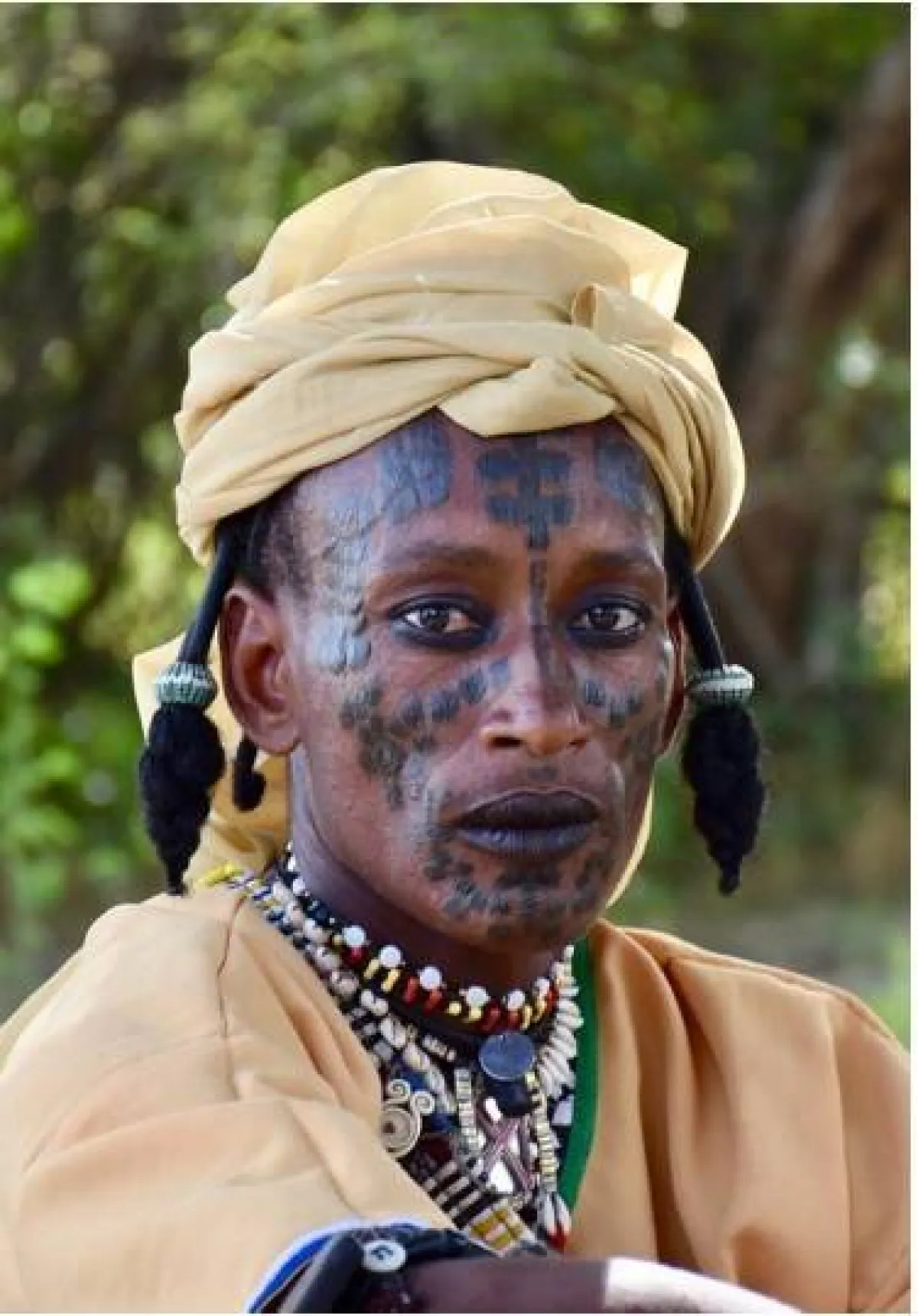 رجل أفريقي يرتدى غطاء للرأس أصفر