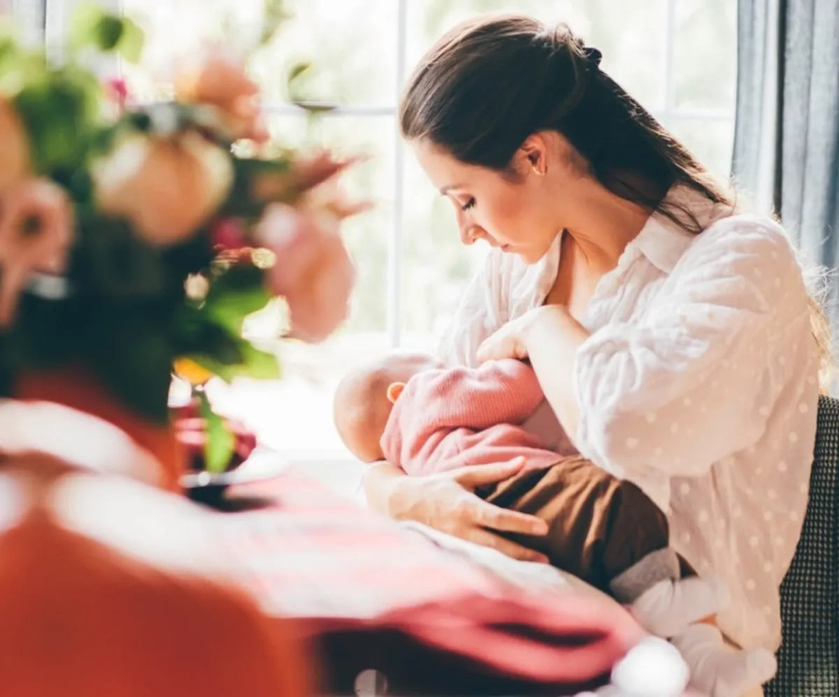 صورة لأم ترضع طفلها