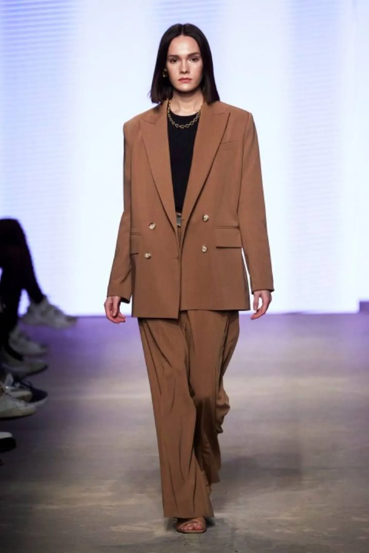 بدلة باللون البني لإطلالة كلاسيكية