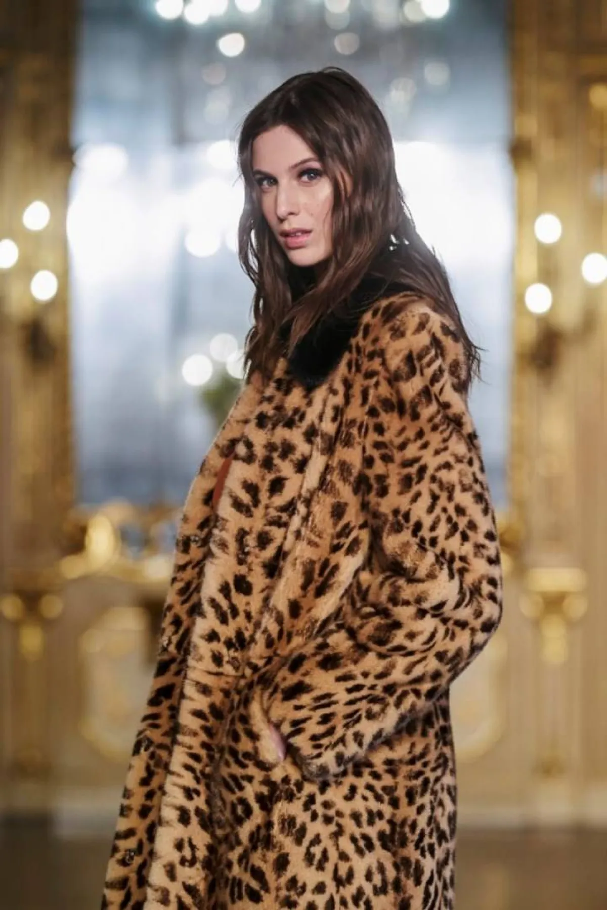 معطف من جلد النمر لخريف وشتاء 2021-2022