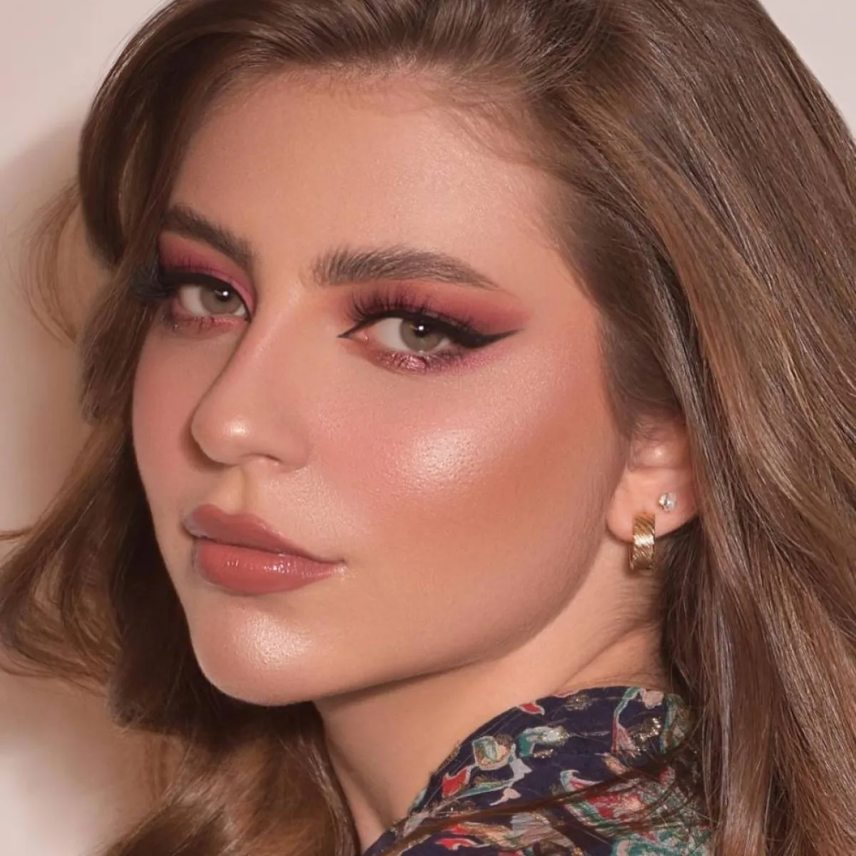 مكياج عيون باللون الوردي اللامع