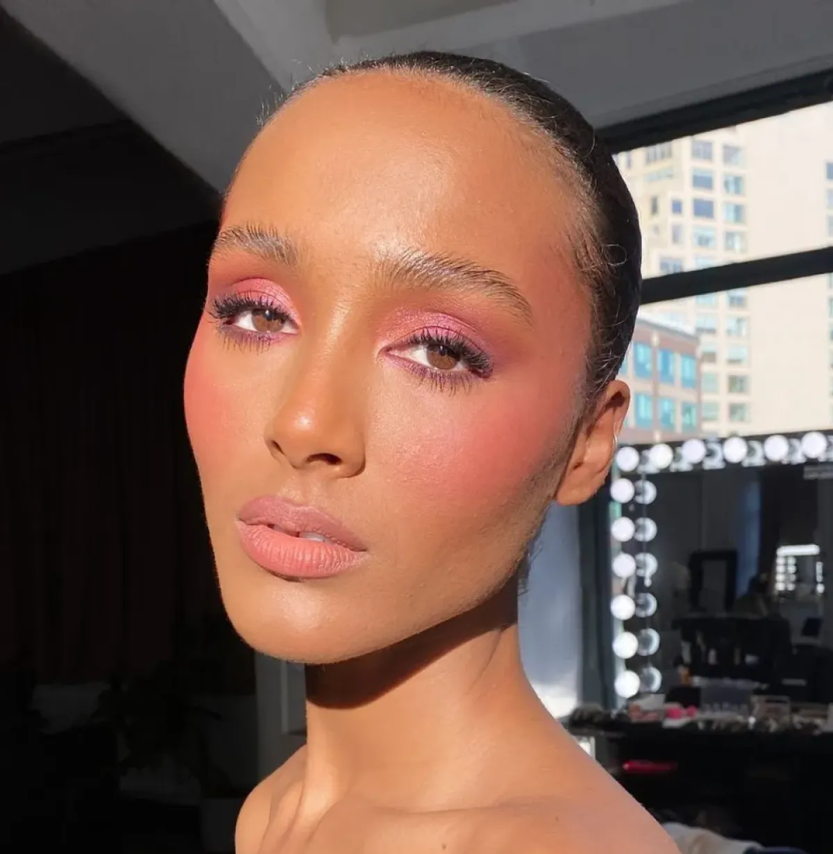 مكياج موحد باللون الوردي