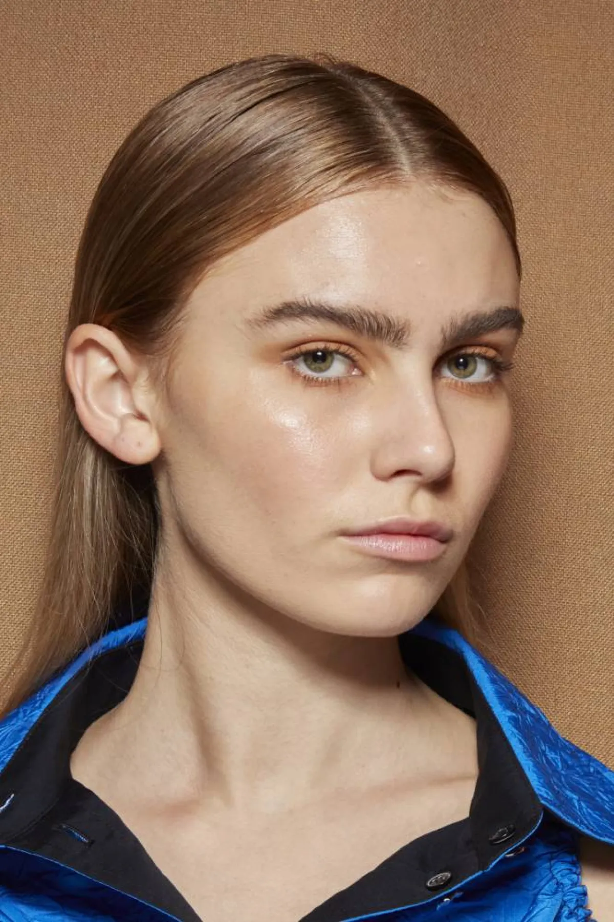 ظلال العيون المشمشي من عرض فيكتوريا توماس victoria thomas 