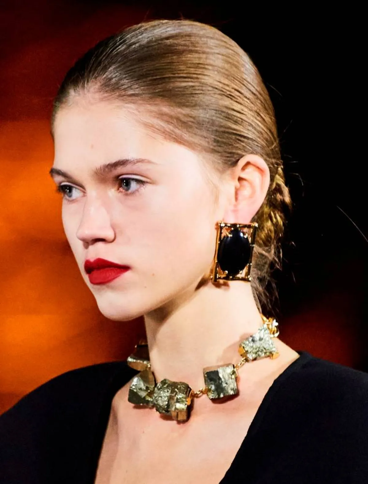 أحمر الشفاه الأحمر من عرض سان لوران saint laurent 