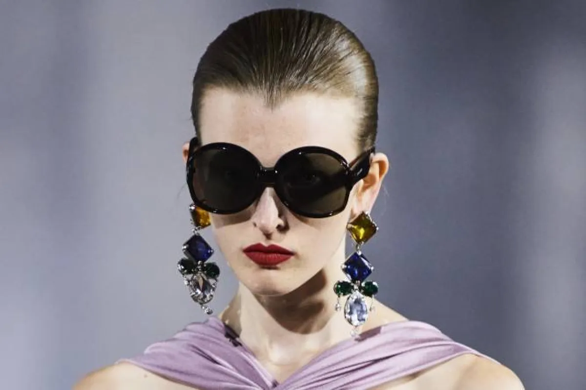 أحمر الشفاه الأحمر القوي من سان لوران saint laurent 