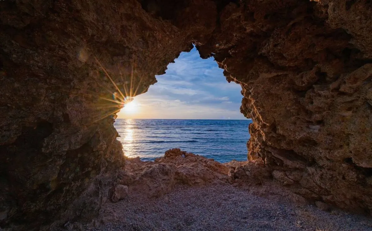 نافذة طبيعية بحرية على البحر في الوجه 