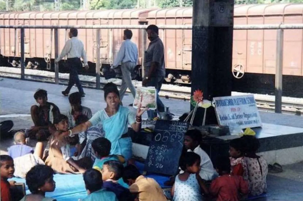 معلمة تعلم أطفال فى محطة قطار