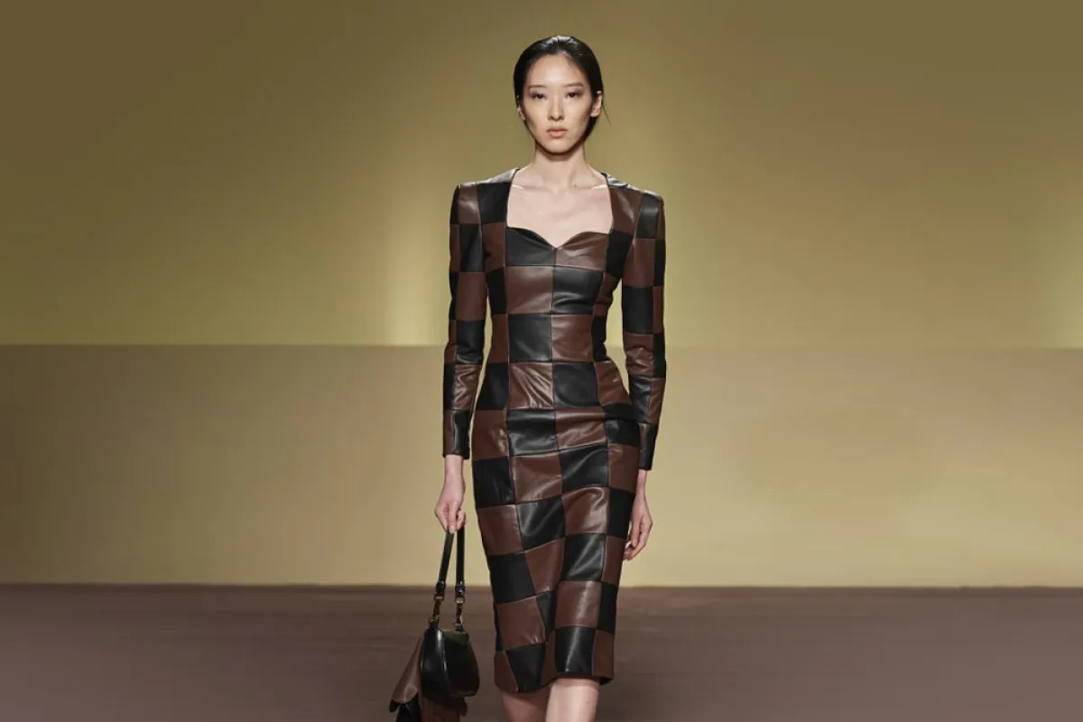 فستان سهرة طويل باللون البني 