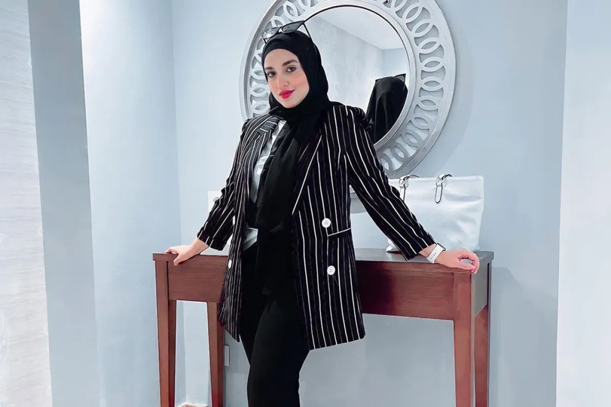 نادية الخولي بتنسيق البليزر المخطط