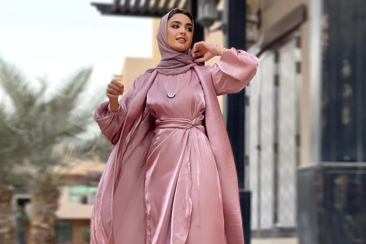 رؤى الموالي بعباية وردية