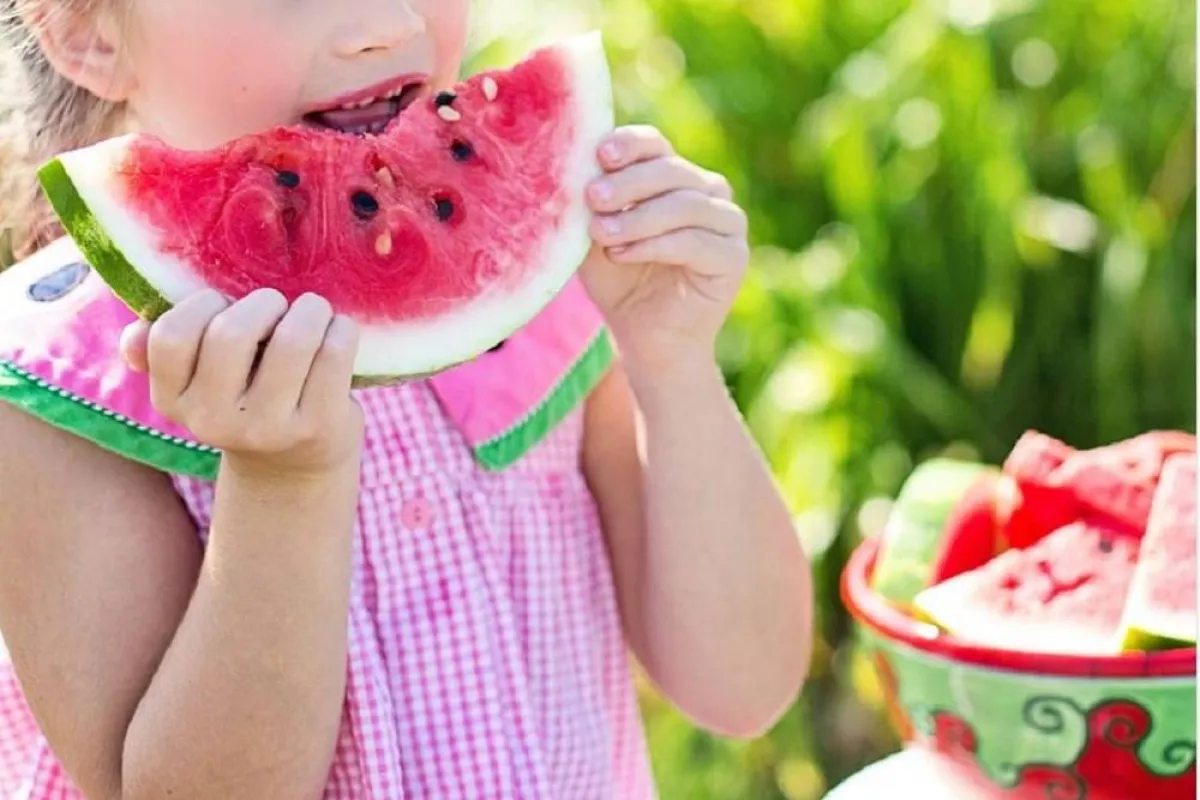 صورة لطفلة تتناول الفواكه