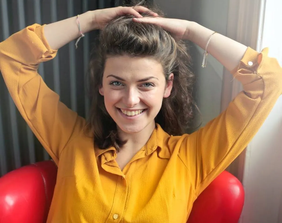 صورة لحامل سعيدة بحملها