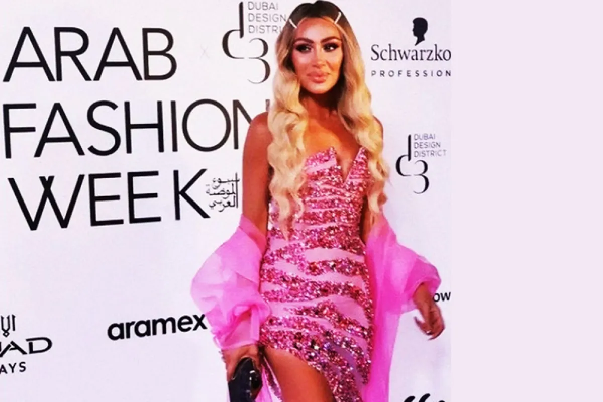 النجمة مايا دياب ترتدي الزهري