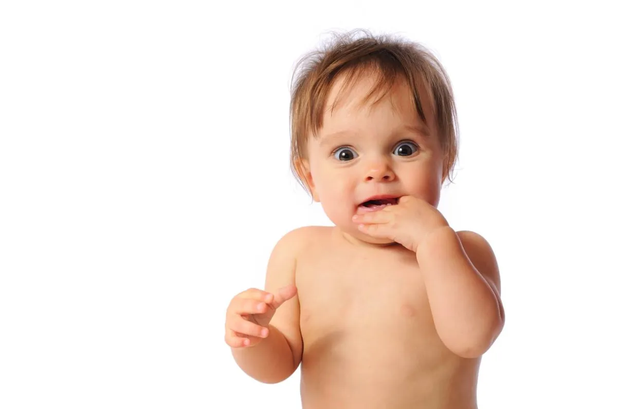 صورة لطفل يضع يده في فمه