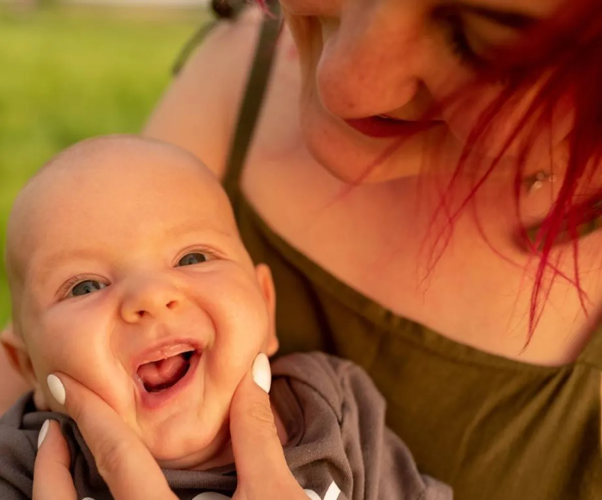 صورة لأم تعرض أسنان طفلها