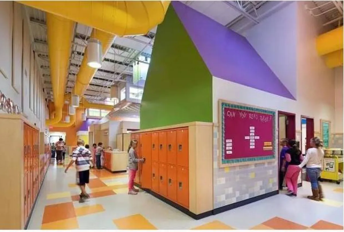 مبنى مدرسة ملون