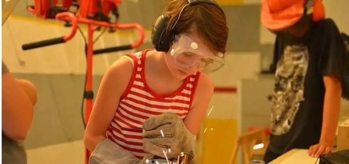 طلبة يفككون أجهزة كهربية