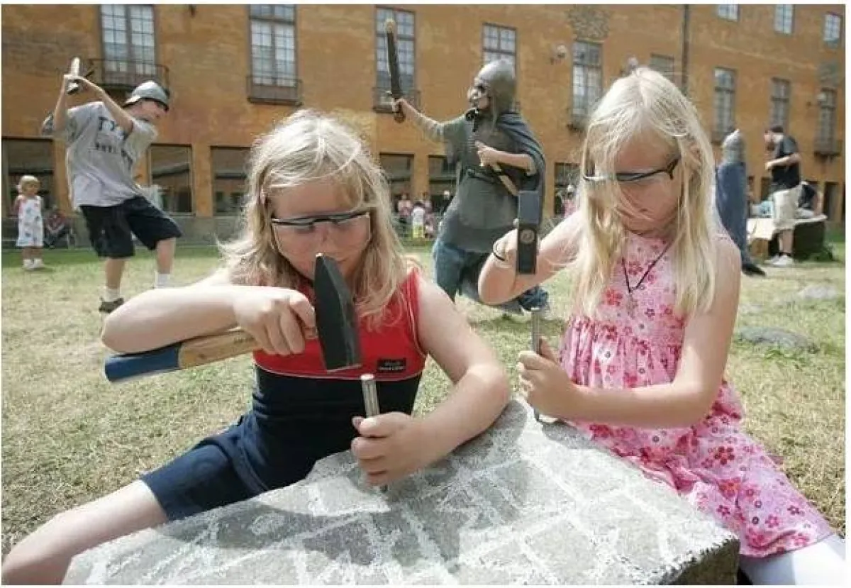 فتاتان تلعبان فى مدرسة