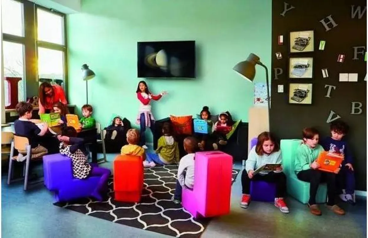 طلبة فى صف دراسي قائم على التكنولوجيا