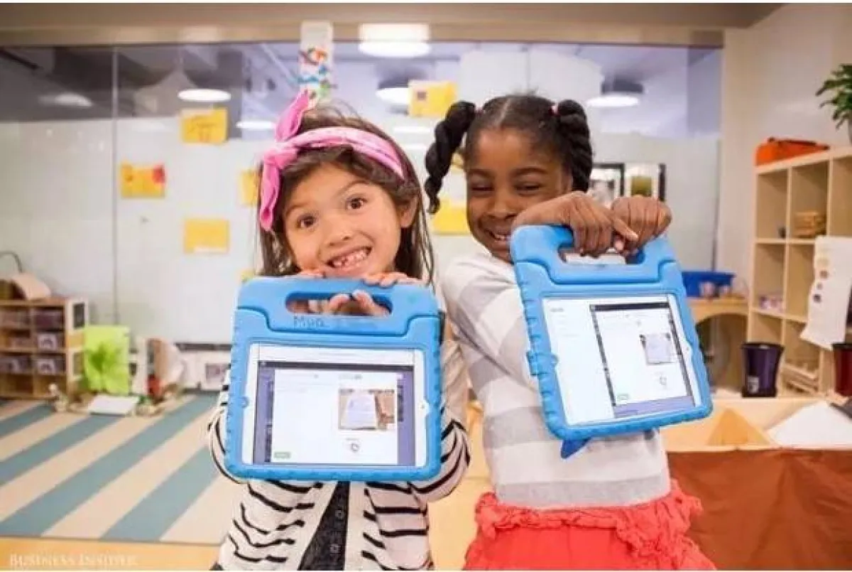 طالبتان صغيرتان تمسكان آباد