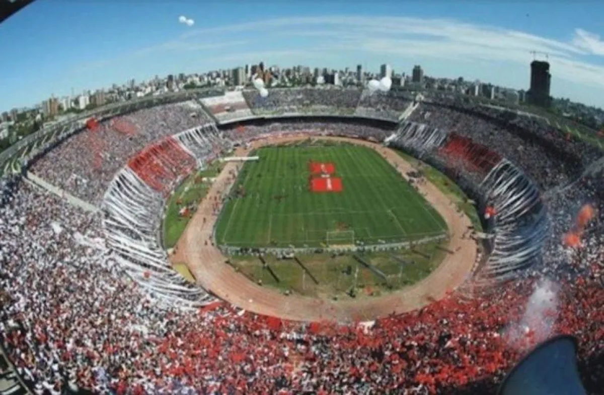 مدرج كرة قدم يستخدم كمجمع مدارس