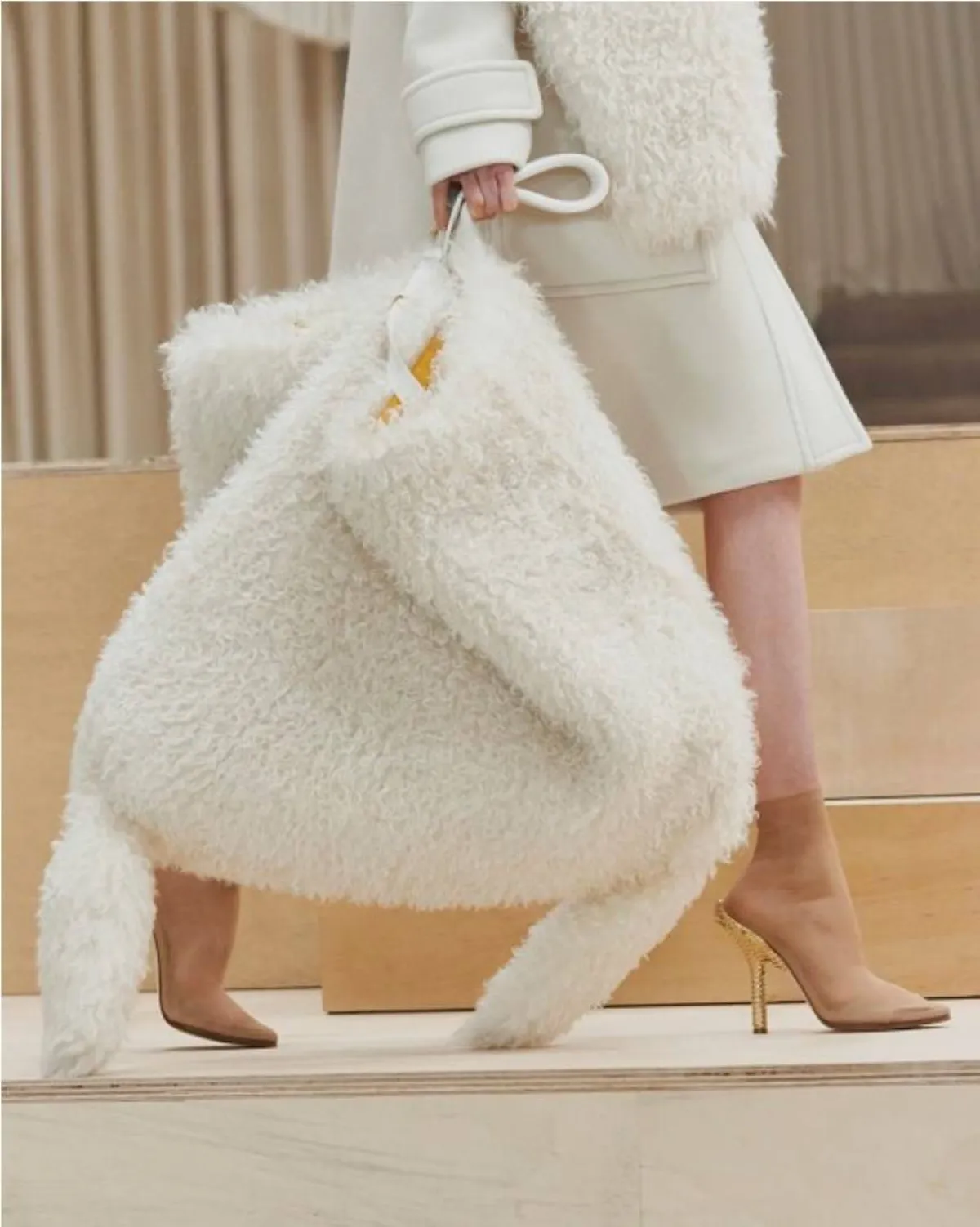 حقيبة بحجم عملي وكبير باللون الأبيض