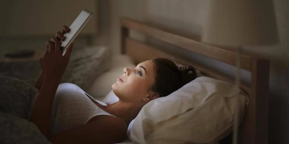 الضوء الأزرق يؤثر على إفراز هرمون "الميلاتونين" ويسبب الأرق واضطراب النوم