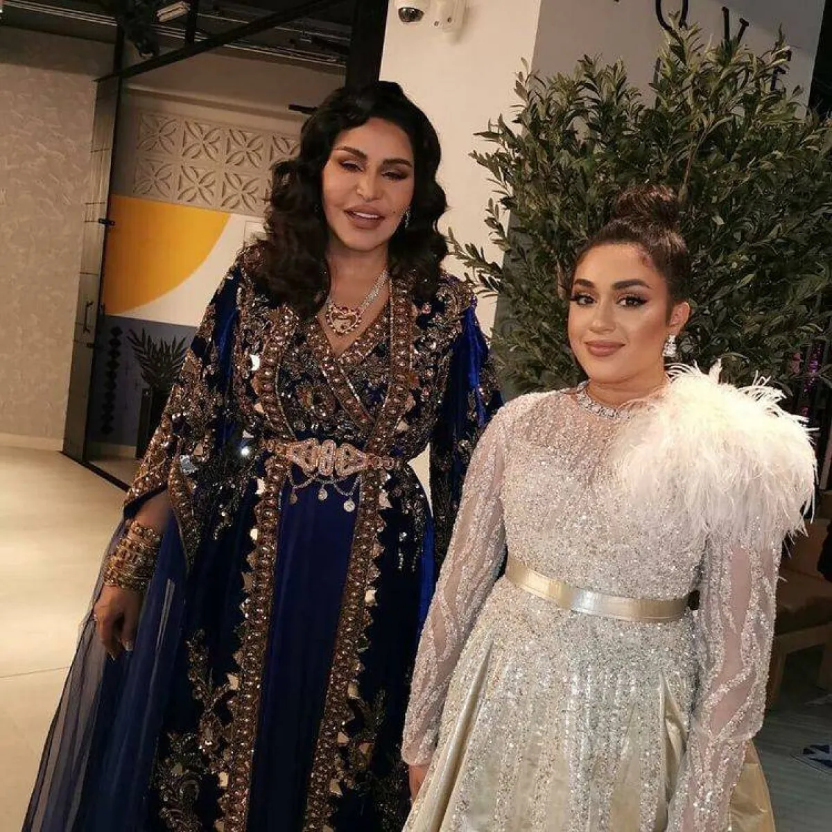 الفنانة أحلام مع الفنانة ألماس من حفل افتتاح إكسبو 2020 دبي-الصورة من انستغرام ألماس