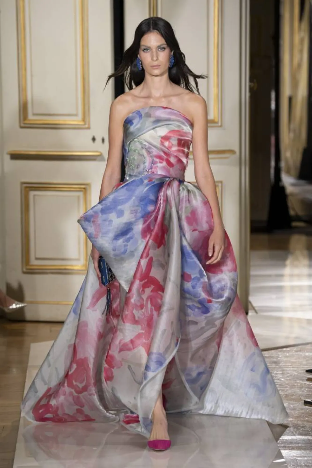 فستان خطوبة ملون من أرماني بريفيه Armani Privé