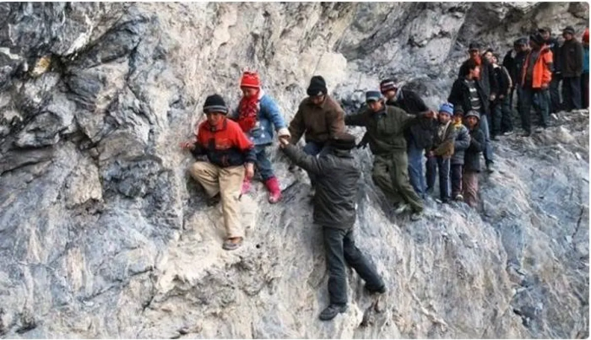 أطفال يتسلقون الجبال