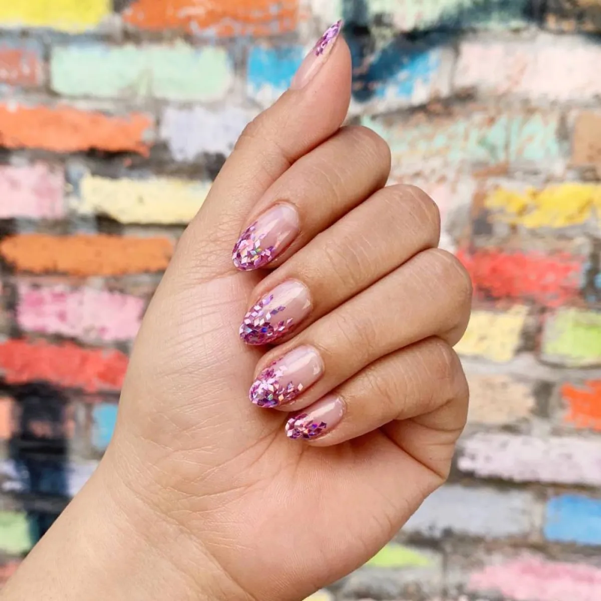 موديلات أظافر باللون الوردي الغليتر