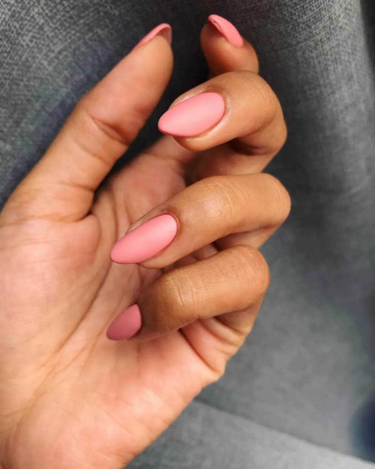 موديلات أظافر باللون الوردي الناعم