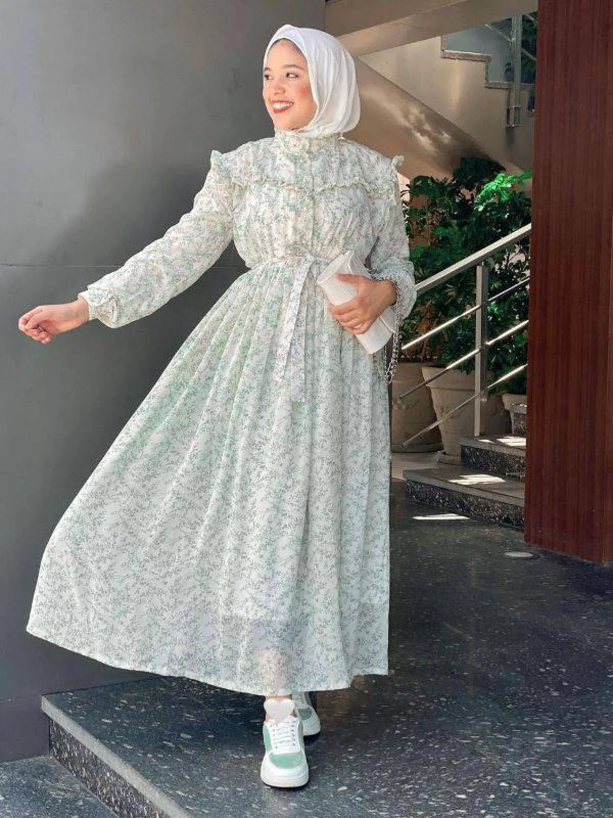 آلاء حسين بالفستان المشجر