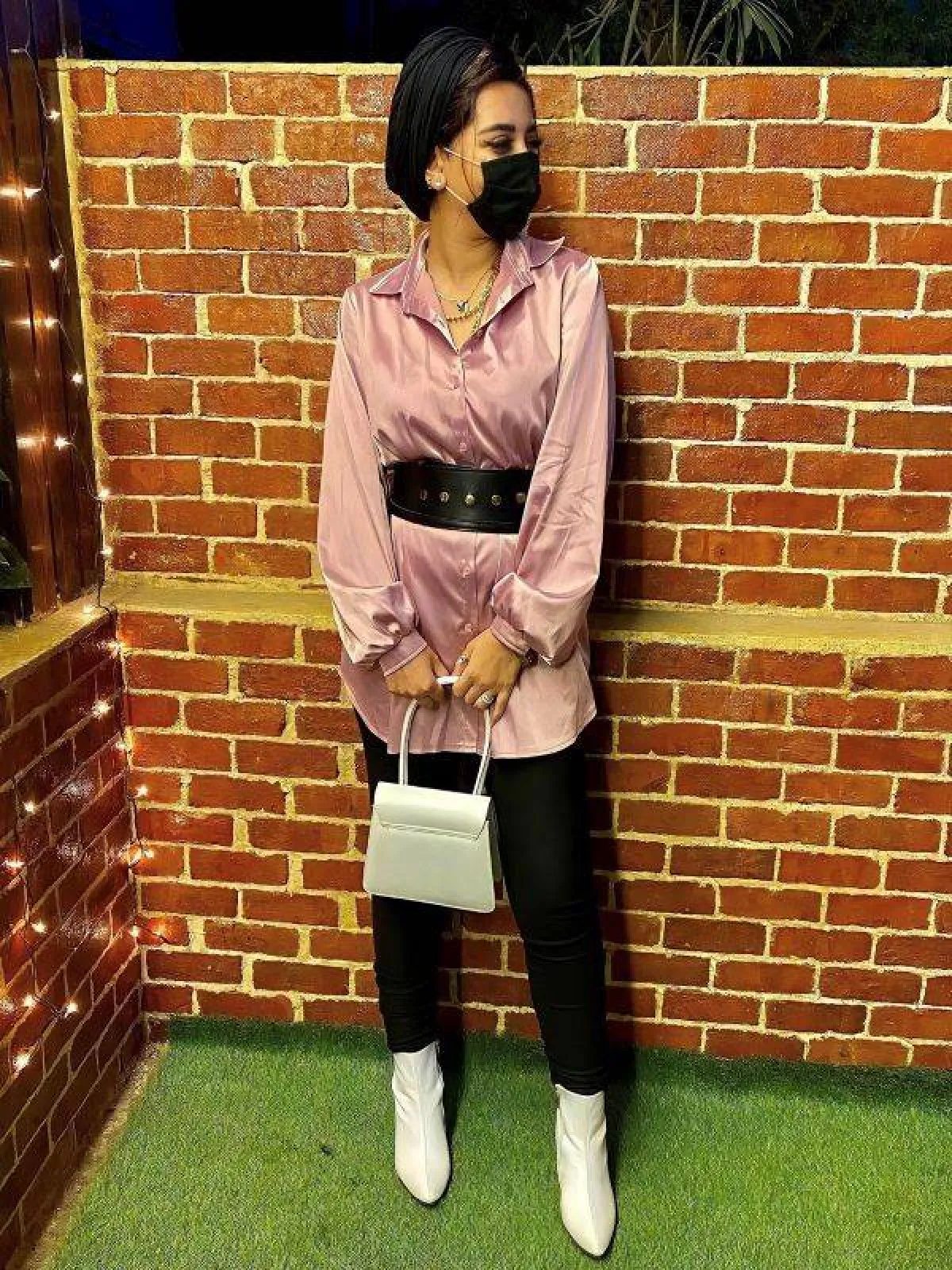 آلاء قاسم بقميص الساتان الملون