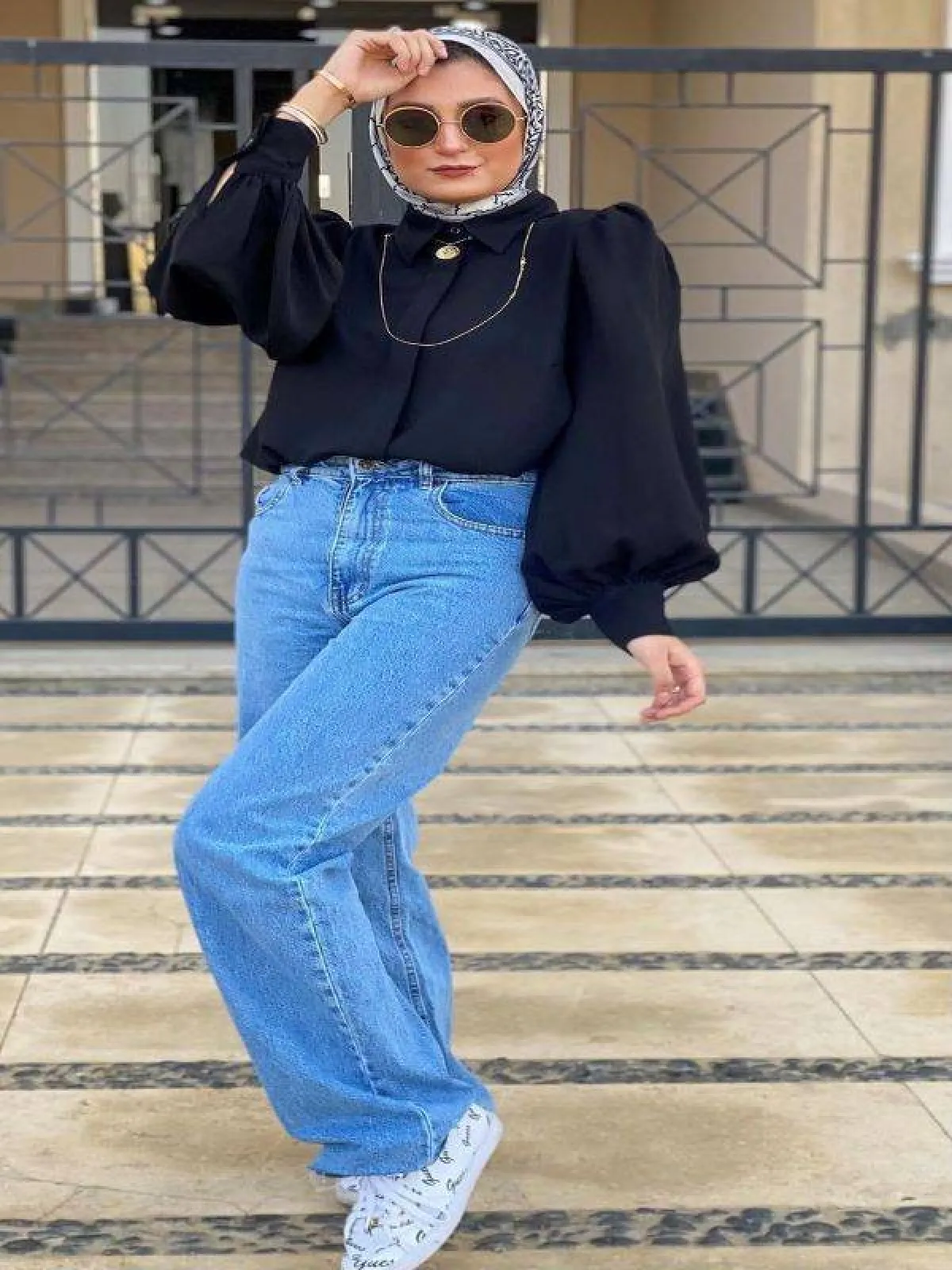 قميص عملي بأكمام منفوخة من شرين هاني