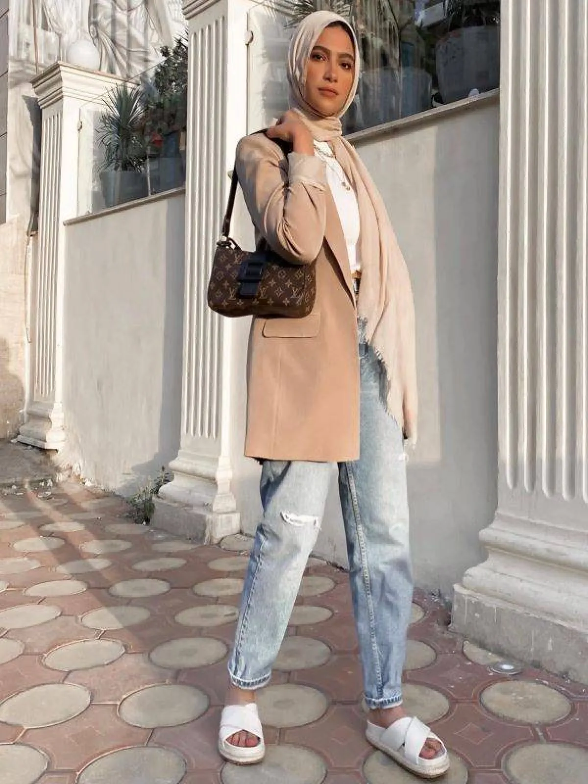 تنسيق البليزر وبنطلون الجينز بأسلوب دنيا مراد 