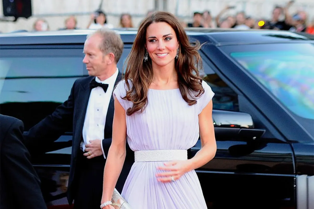 كيت ميدلتون ترتدي فستاناً بنفسجياَ طويلاً