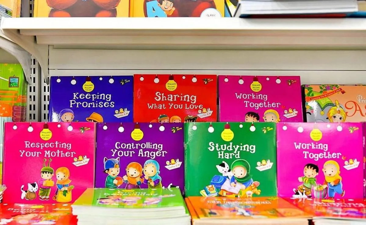 مؤلفات باللغة الإنجليزية للكاتبة البريطانية "زينب ميان" . المصدر (واس)